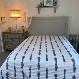 ienjoy King bedpread quilt wht Blue Ish Gray watercolor design reversable